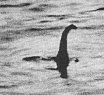 Foto ritraente il Mostro di Lochness scattata da Kenneth Wilson nel 1934, oggi un falso accertato, commissionato da un certo Marmaduke Wetherell