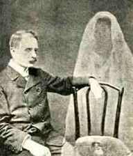 Sovrapposizione fotografica di Conan Doyle che ritrae il dottor Raupert in compagnia di uno spettro