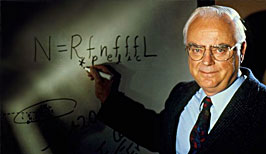 L'astronomo e astrofisico Frank Donald Drake mentre scrive la sua famosa equazione.